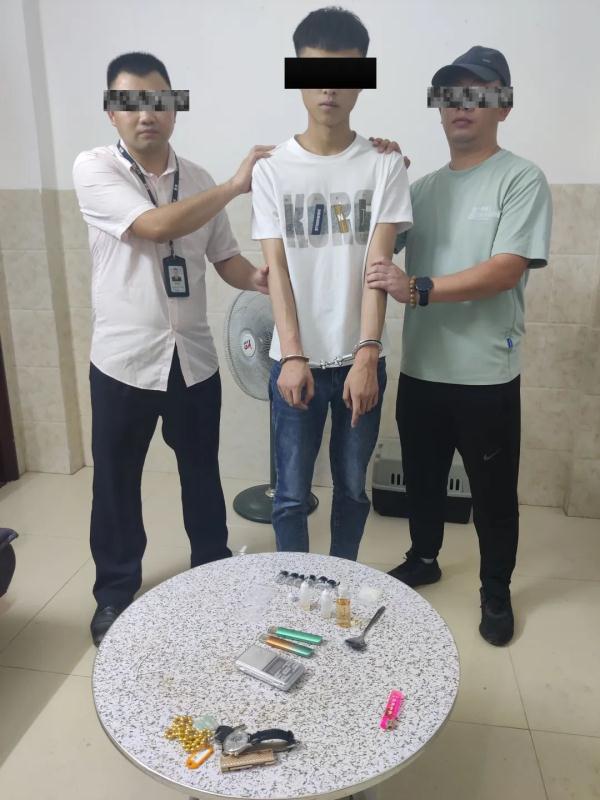 海南警方成功侦破新型成瘾性毒品案！查扣涉案电子烟214个，查获烟油636克→