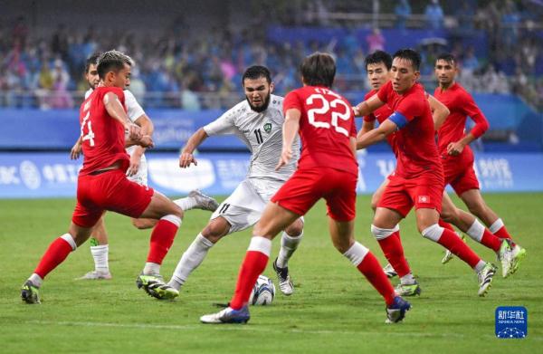 足球——男子组：乌兹别克斯坦队获铜牌