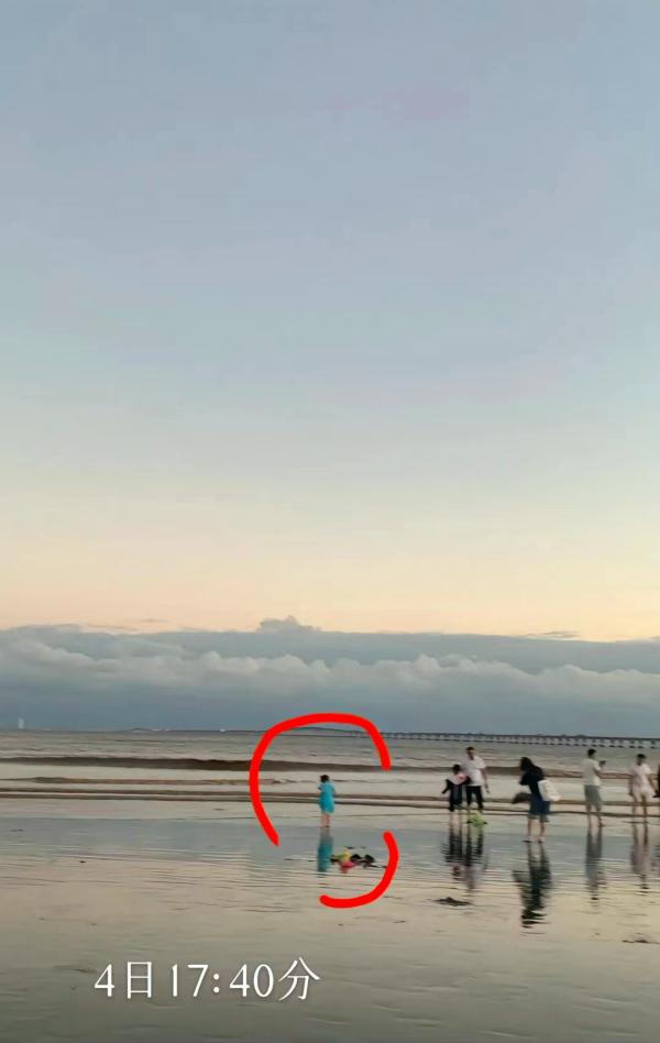 走失女童之前丢过?父亲是继父?警方辟谣!记者探访事发海滩→ 走失女童之前丢过?父亲是继父?警方辟谣!记者探访事发海滩→