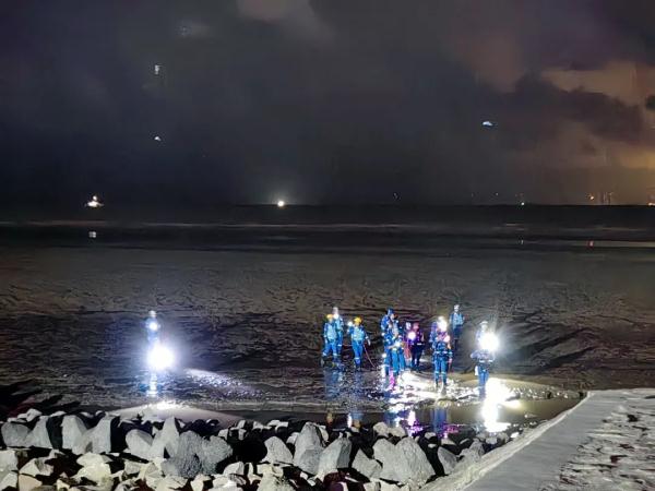 走失女童之前丢过?父亲是继父?警方辟谣!记者探访事发海滩→ 走失女童之前丢过?父亲是继父?警方辟谣!记者探访事发海滩→