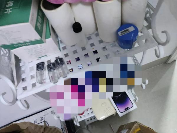 海南警方成功侦破新型成瘾性毒品案！查扣涉案电子烟214个，查获烟油636克→