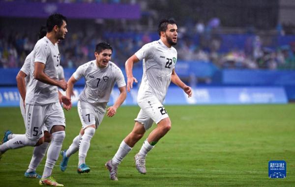 足球——男子组：乌兹别克斯坦队获铜牌
