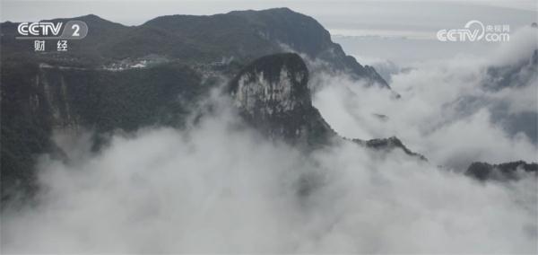 正是登高赏景好时节 游客错峰出游享休闲