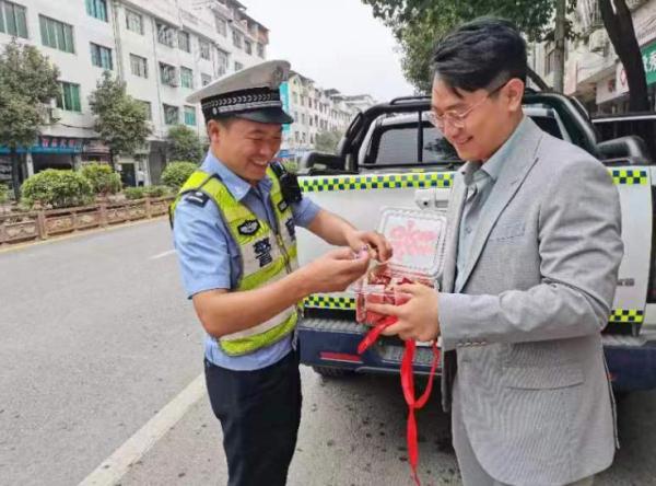 婚车高速故障，新郎半路被警车“接走”！