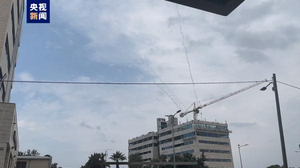 记者亲历以色列南部遭袭：火箭弹从天而降 听到巨大爆炸声