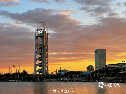 北京秋日傍晚“火烧云”点亮天际 热烈而绚丽