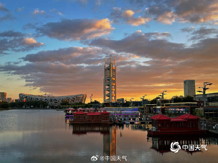 北京秋日傍晚“火烧云”点亮天际 热烈而绚丽