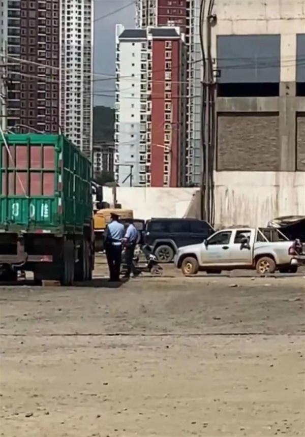 痛心！大货车司机在车内去世多日才被发现，警方回应