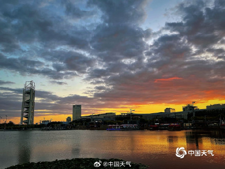 北京秋日傍晚“火烧云”点亮天际 热烈而绚丽