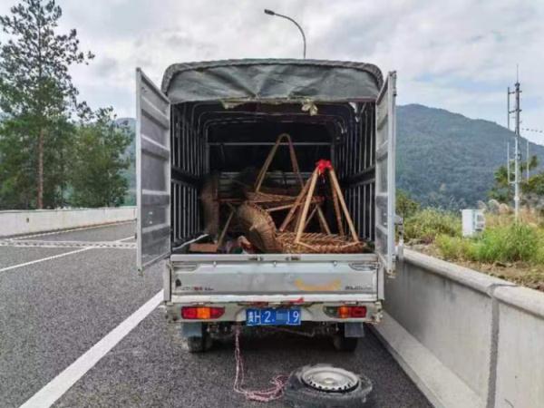 婚车高速故障，新郎半路被警车“接走”！