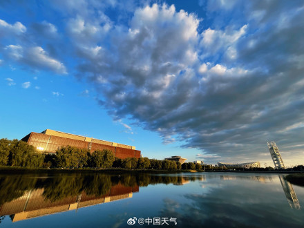 北京秋日傍晚“火烧云”点亮天际 热烈而绚丽