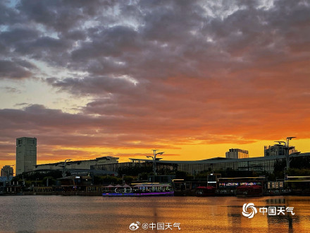 北京秋日傍晚“火烧云”点亮天际 热烈而绚丽