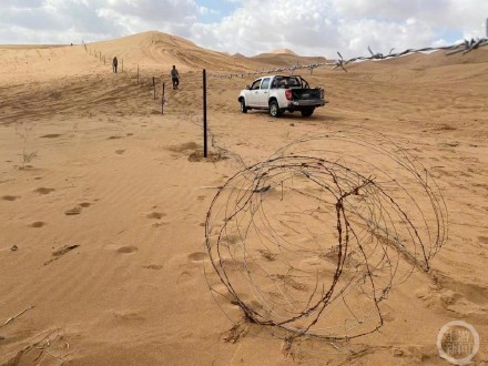 腾格里通报治沙花棒遭碾压事件,公益基地负责人:怀疑涉事越野车剪断沙漠围网 腾格里通报治沙花棒遭碾压事件,公益基地负责人:怀疑涉事越野车剪断沙漠围网