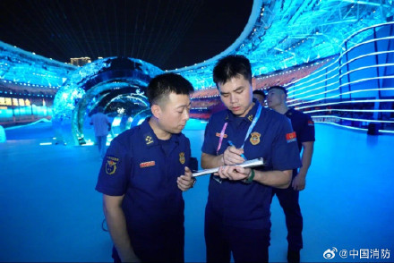 消防员守护杭州亚运的温暖瞬间