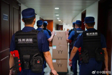消防员守护杭州亚运的温暖瞬间