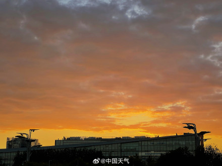 北京秋日傍晚“火烧云”点亮天际 热烈而绚丽