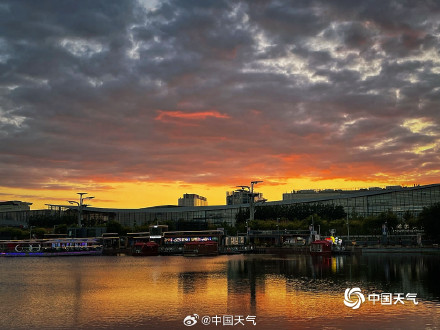 北京秋日傍晚“火烧云”点亮天际 热烈而绚丽