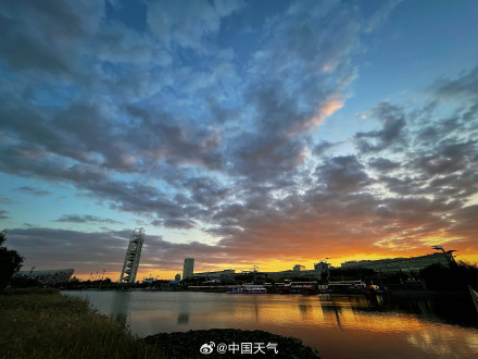 北京秋日傍晚“火烧云”点亮天际 热烈而绚丽