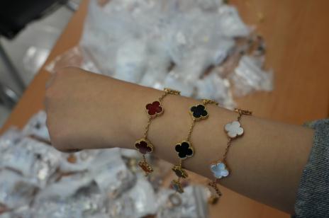 一折卖四叶草五花手链?男子售假冒奢侈品,半年入账千万被抓!小心这些骗局 一折卖四叶草五花手链?男子售假冒奢侈品,半年入账千万被抓!小心这些骗局