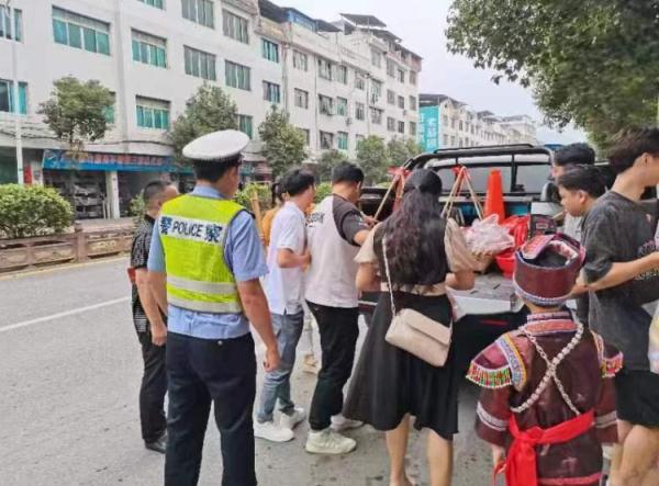 婚车高速故障，新郎半路被警车“接走”！