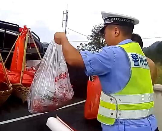 婚车高速故障，新郎半路被警车“接走”！