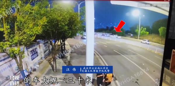 事发武汉街头！男子疯狂举动，撞车冲岗竟是因为…