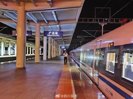 广元至成都东高铁快运列车开跑！