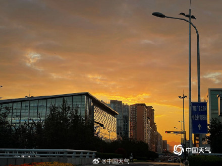 北京秋日傍晚“火烧云”点亮天际 热烈而绚丽