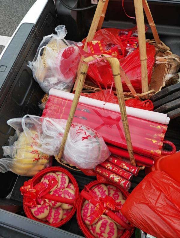 婚车高速故障，新郎半路被警车“接走”！