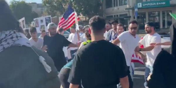 全美现大规模抗议:巴以双方支持者街头“混战” 联合国大厦被包围 全美现大规模抗议:巴以双方支持者街头“混战” 联合国大厦被包围