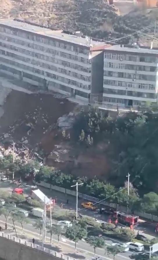 惊险！兰州一居民楼旁护坡垮塌致1人被困，当地应急管理局回应