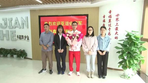 亚运冠军刚回到杭州上城区的家，就被人“拦下”挑战！