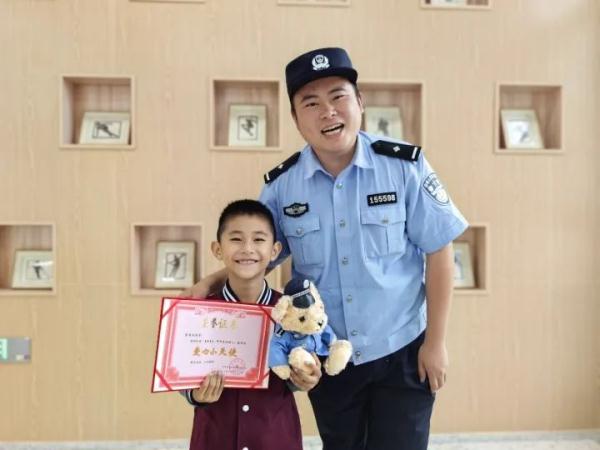 2岁小弟走失大哭，路边偶遇的7岁大哥出手了！