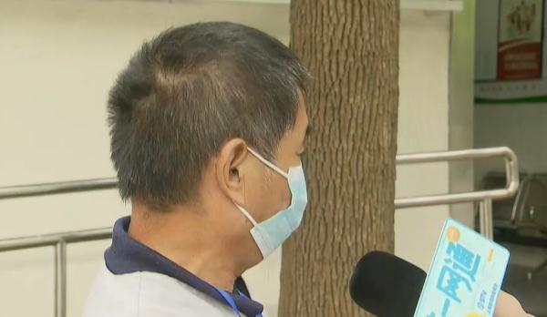 女子公厕换衣服，保洁大爷突然闯入？网友吵翻，各方回应来了