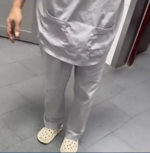 女子公厕换衣服，保洁大爷突然闯入？网友吵翻，各方回应来了