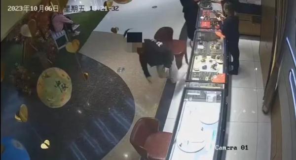 小伙戴上金项链撒腿就跑，金店店员大惊失色……