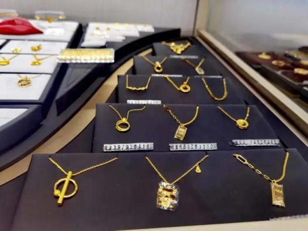 从“一路狂飙”到“大幅跳水”，很多人不敢买了，有店趁势打折...