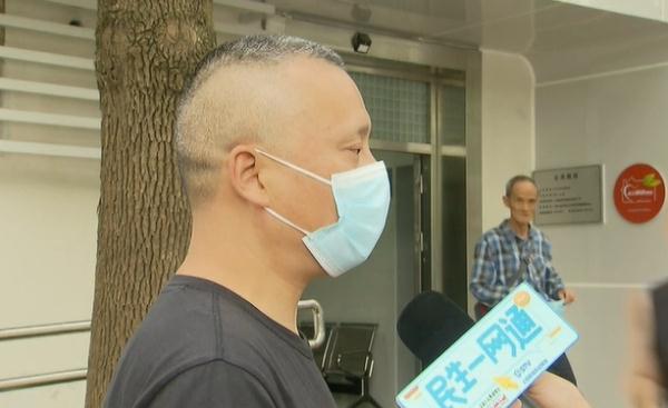 女子公厕换衣服，保洁大爷突然闯入？网友吵翻，各方回应来了