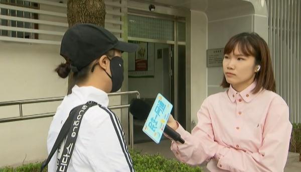 女子公厕换衣服，保洁大爷突然闯入？网友吵翻，各方回应来了