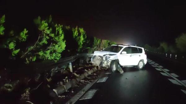 【典型事故案例曝光】雨天过弯不减速,车辆失控酿事故 【典型事故案例曝光】雨天过弯不减速,车辆失控酿事故
