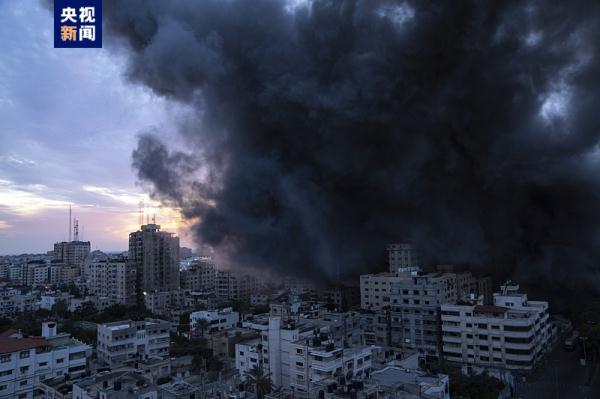 遭受袭击后的加沙城浓烟滚滚 为和平进程蒙上阴影虽然哈马斯在这次