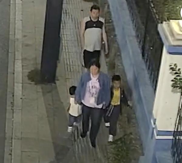 2岁小弟走失大哭，路边偶遇的7岁大哥出手了！