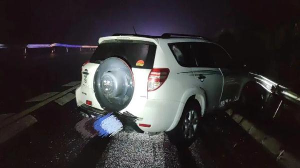 【典型事故案例曝光】雨天过弯不减速,车辆失控酿事故 【典型事故案例曝光】雨天过弯不减速,车辆失控酿事故