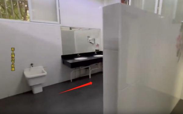 女子公厕换衣服，保洁大爷突然闯入？网友吵翻，各方回应来了