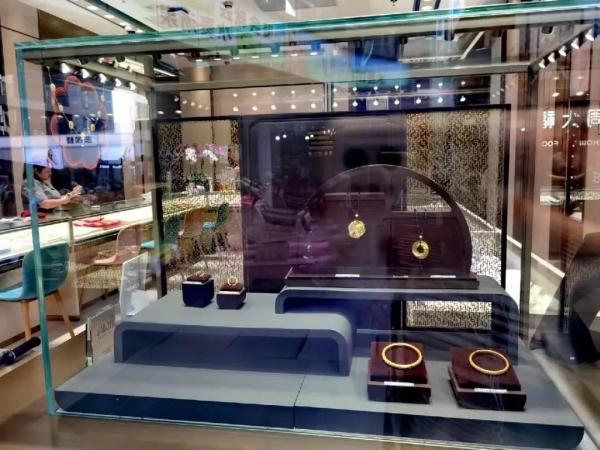 从“一路狂飙”到“大幅跳水”，很多人不敢买了，有店趁势打折...