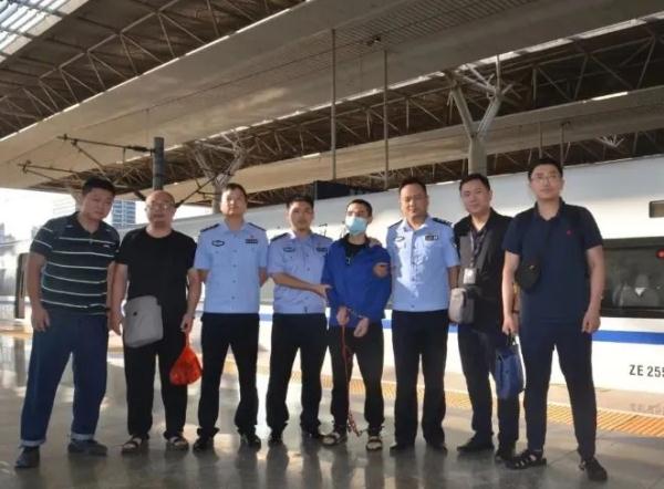 持刀杀人逃跑,警方只有他一张19岁照片,32年后在遵义落网,“低调”做人已有家室 持刀杀人逃跑,警方只有他一张19岁照片,32年后在遵义落网,“低调”做人已有家室