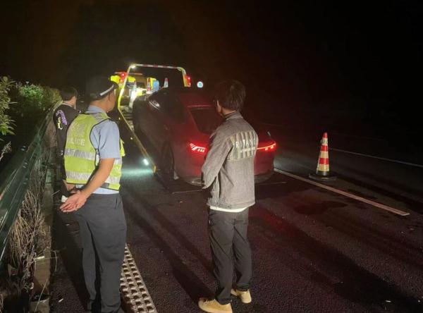 “我的车在高速自动驾驶,牛不牛!” 下一秒砰!砰!砰! “我的车在高速自动驾驶,牛不牛!” 下一秒砰!砰!砰!