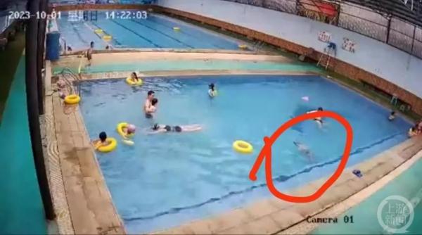 四川一男童泳馆溺亡无人施救，律师：泳馆和监护人应共同担责