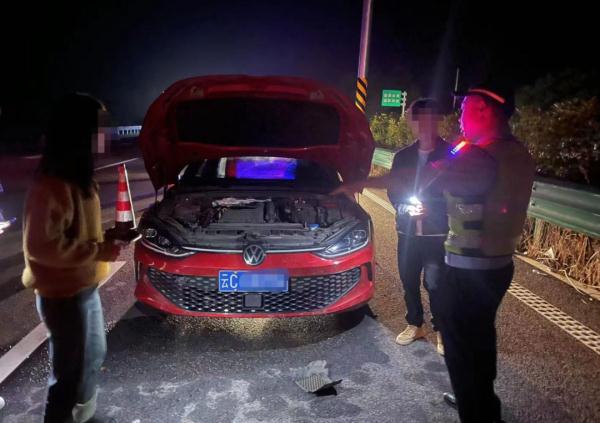 “我的车在高速自动驾驶,牛不牛!” 下一秒砰!砰!砰! “我的车在高速自动驾驶,牛不牛!” 下一秒砰!砰!砰!