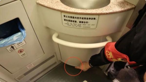 动车卫生间里居然长了“眼”，偷拍男子被行拘！